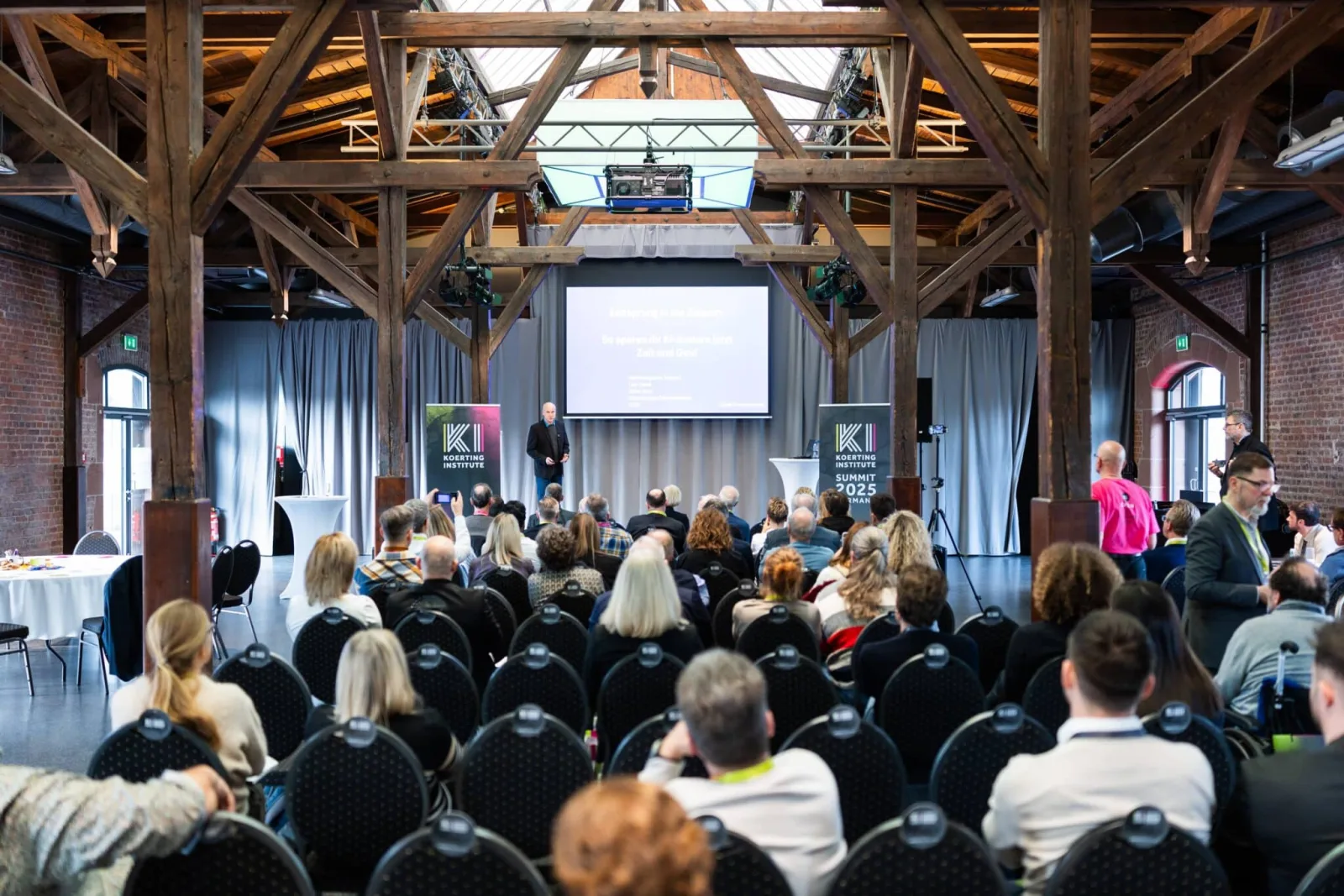 Voller Saal beim KI-Summit im Güterbahnhof Bad Homburg